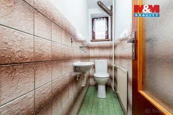 Nabízíme k prodeji prostornou chalupu o dispozici 6+1 s pros