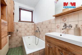 Nabízíme k prodeji prostorný rodinný dům o dispozici 6+1 s p