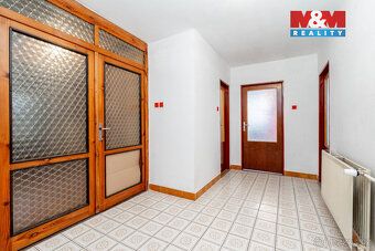 Nabízíme k prodeji prostorný rodinný dům o dispozici 6+1 s p