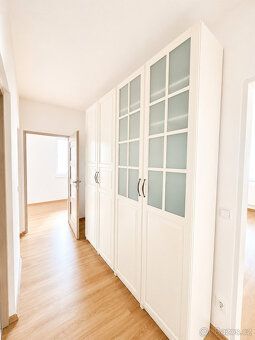 Nabízíme Vám k pronájmu designový a prosvětlený byt o dispoz