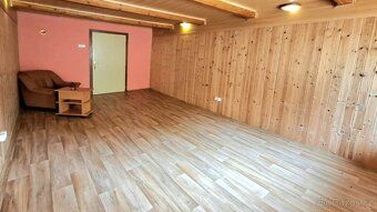 Dům je postaven na kamenném základu a k užívání nabízí 2 nad