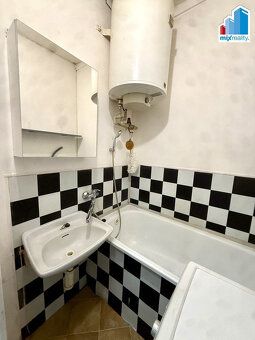 Nabízíme k prodeji světlý byt o dispozici 2+1 s balkónem, kt