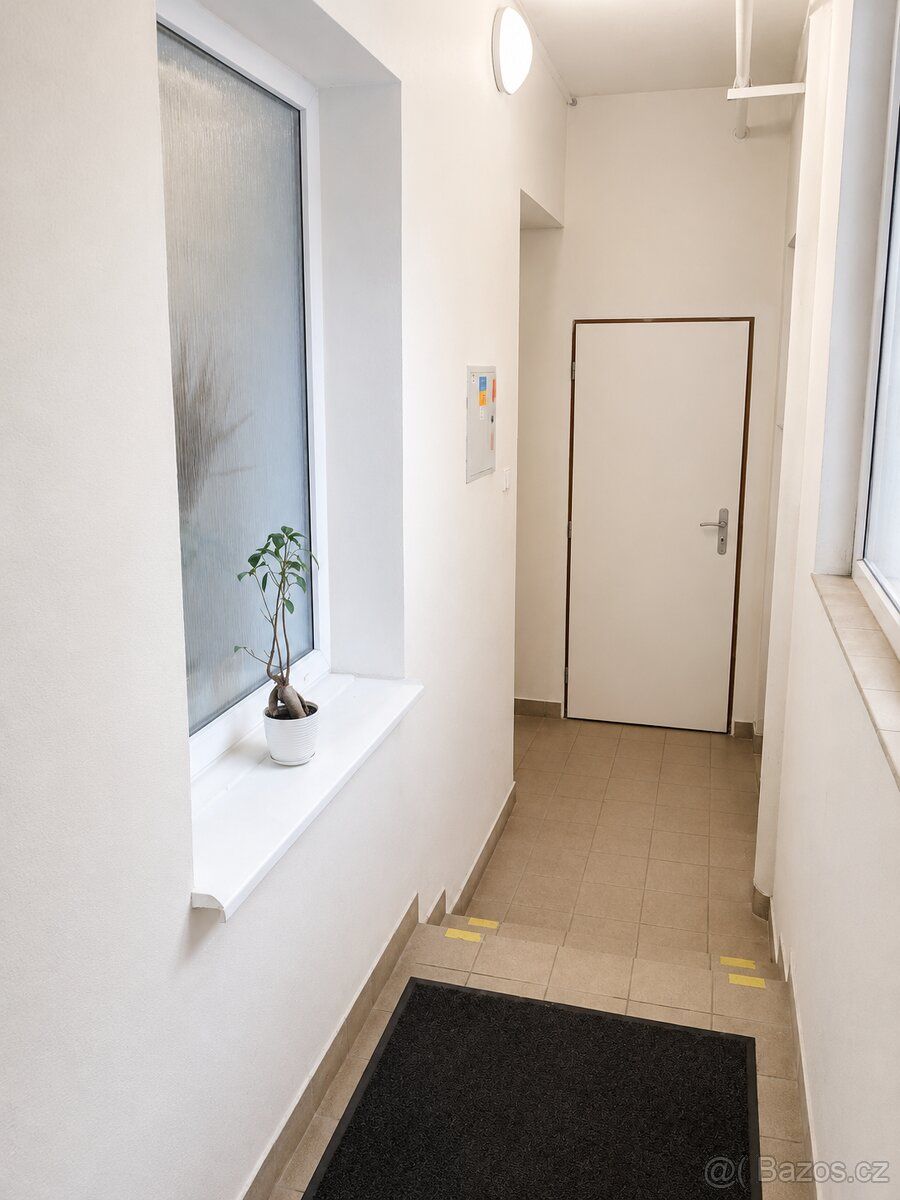 Pronájem kosmického prostoru 11 m2 Vice informace volejte 77