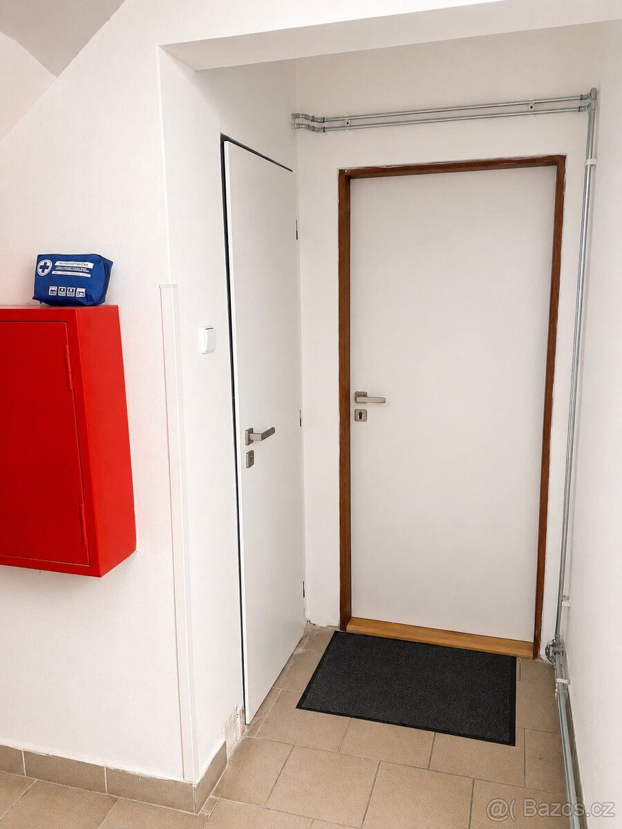Pronájem kosmického prostoru 11 m2 Vice informace volejte 77