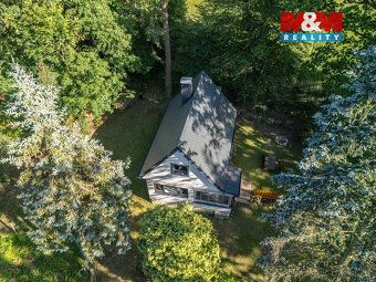 Chata s užitnou plochou 52 m² se nachází v klidném prostředí