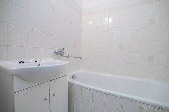 Nabízím k pronájmu byt 2+1 s balkonem v bytovém domě v ulici