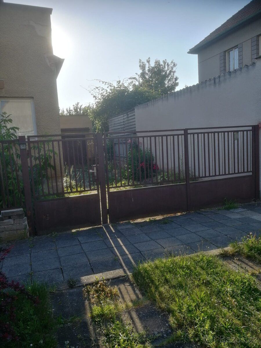 Pronajmu garáž v Kralupech n/Vlt. Garáž je ve dvoře rodinnéh