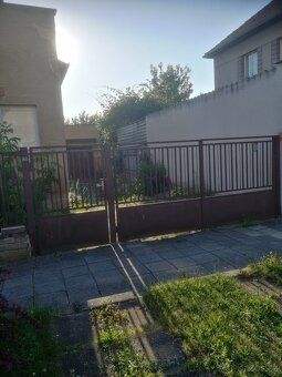 Pronajmu garáž v Kralupech n/Vlt. Garáž je ve dvoře rodinnéh