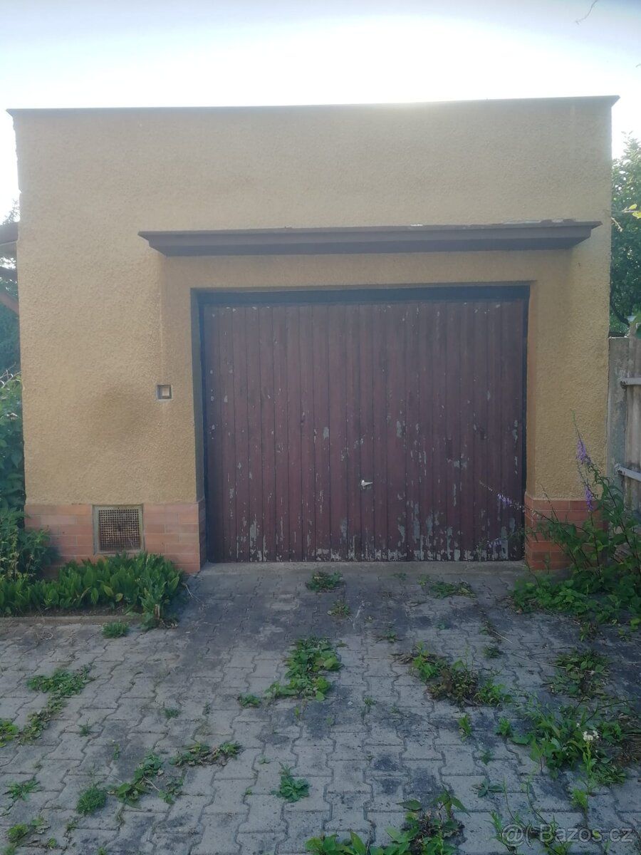 Pronajmu garáž v Kralupech n/Vlt. Garáž je ve dvoře rodinnéh