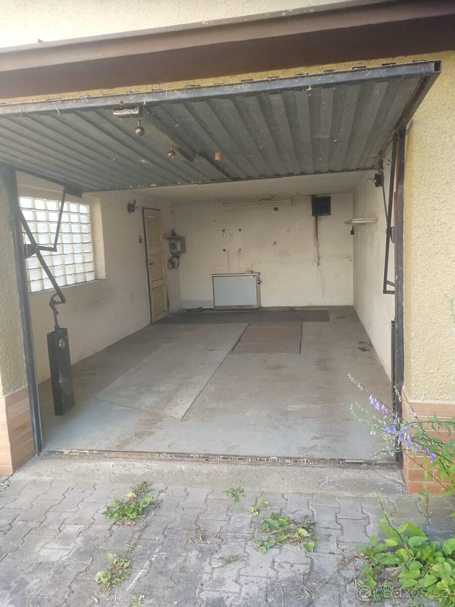Pronajmu garáž v Kralupech n/Vlt. Garáž je ve dvoře rodinnéh