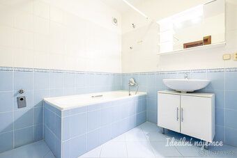 - prostorný balkon přístupný z obou pokojů - vlastní parkova