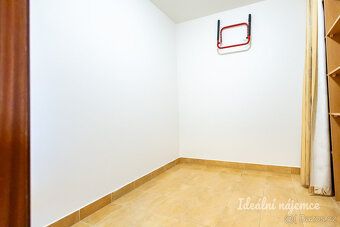 - prostorný balkon přístupný z obou pokojů - vlastní parkova