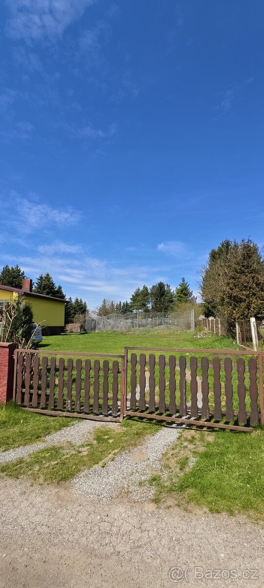 Prodám stavební pozemek,813m2,/městská voda,elektřina,slunný