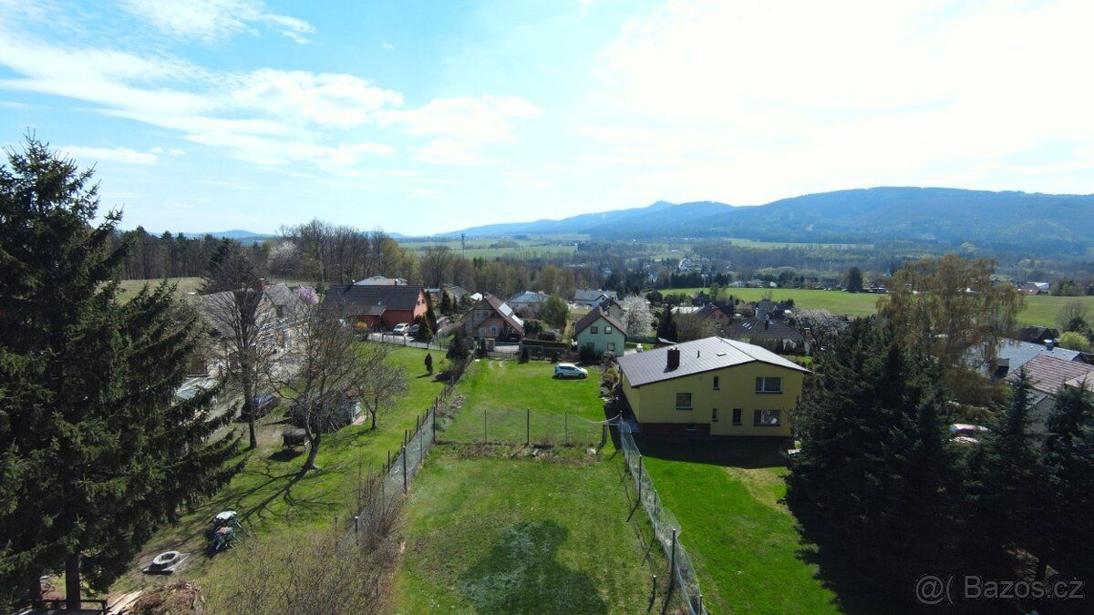 Prodám stavební pozemek,813m2,/městská voda,elektřina,slunný