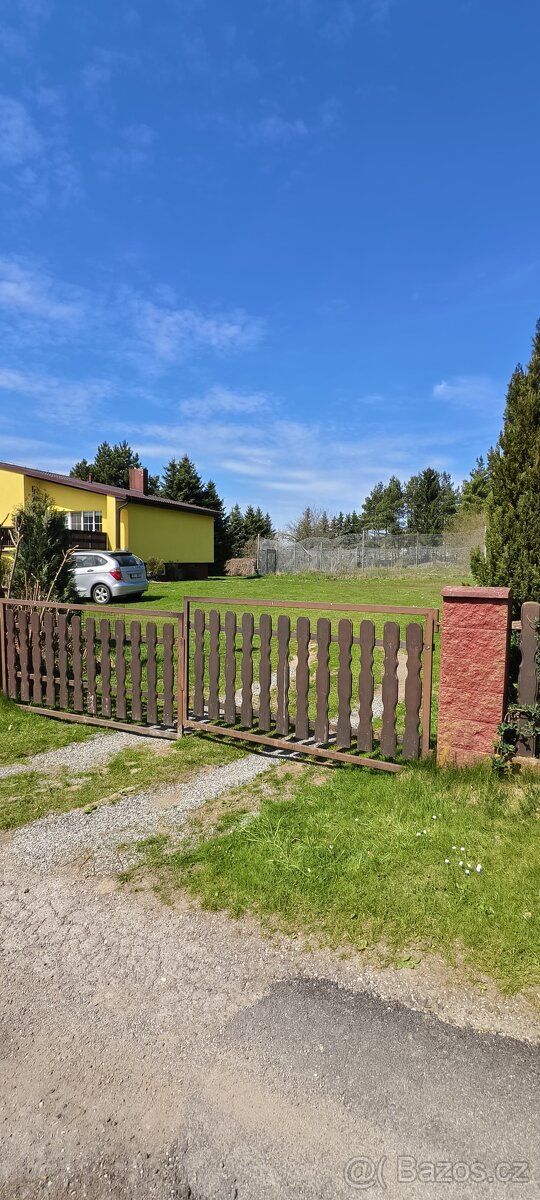 Prodám stavební pozemek,813m2,/městská voda,elektřina,slunný