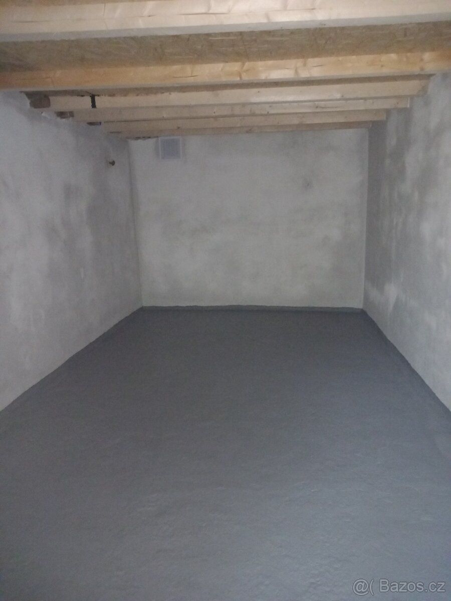 Pronajmu velkou 22m2 garáž s elektřinou v Ostravě Přívoze na