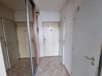 Pronájem světlého, kompletně vybaveného bytu 1+kk (30 m²) Pr
