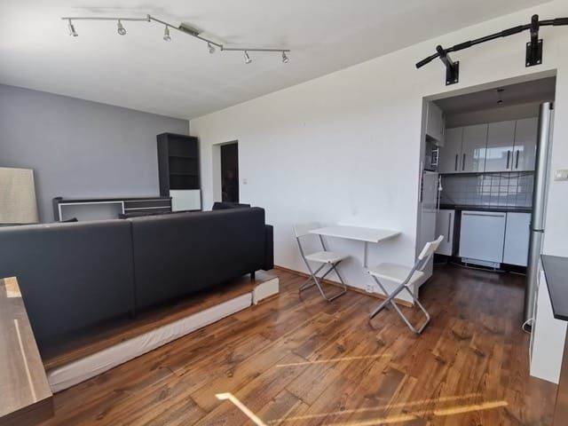 Pronájem světlého, kompletně vybaveného bytu 1+kk (30 m²) Pr