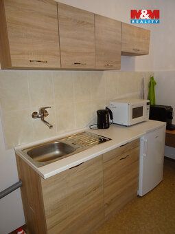 Pronájem kanceláře v klidné ulici nedaleko nákupní zóny v Rů