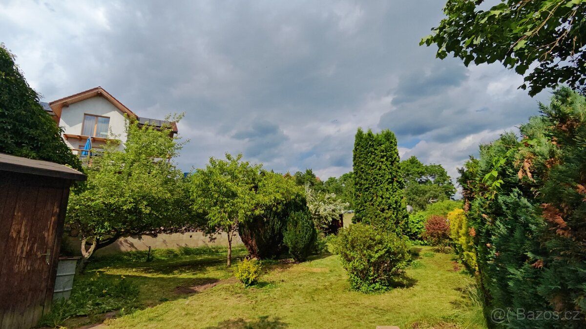 Pronájem oploceného pozemku (418 m²) u potoka – vaše oáza kl