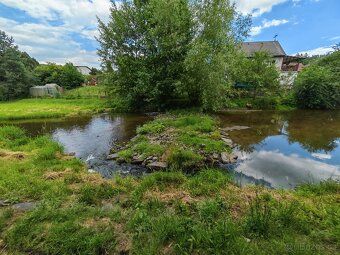 Pronájem oploceného pozemku (418 m²) u potoka – vaše oáza kl