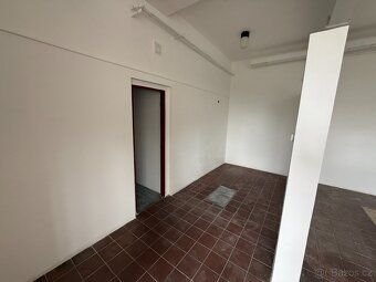 Nově nabízíme k pronájmu garáž/sklad s sekčními vraty, pohod