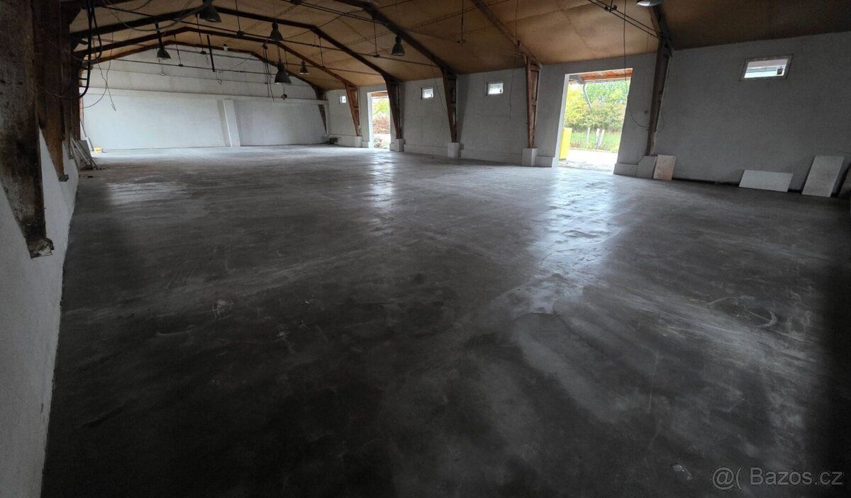Nabízíme k pronájmu zateplenou halu po rekonstrukci 245m². K