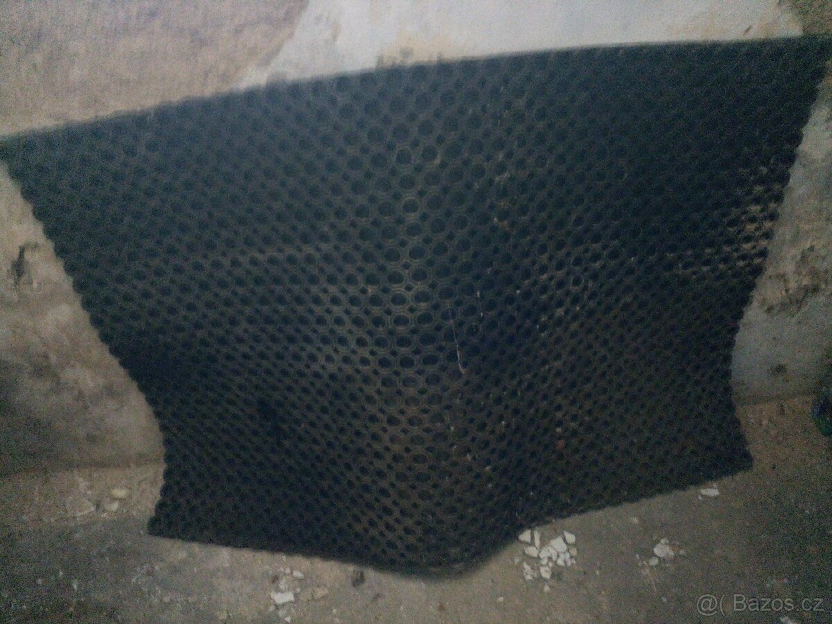 PRODÁM VENKOVNÍ ČISTÍCÍ GUMOVOU ROHOŽ 150CM*100CM, TL.23MM Z