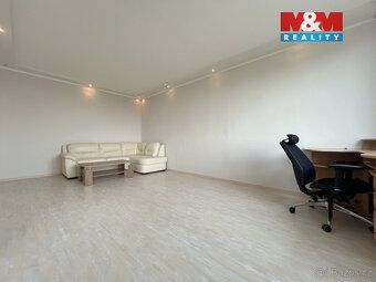 Nabízíme k prodeji prostorný a slunný byt o dispozici 3+1 v 
