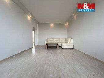 Nabízíme k prodeji prostorný a slunný byt o dispozici 3+1 v 