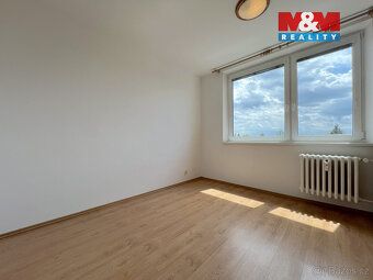Nabízíme k prodeji prostorný a slunný byt o dispozici 3+1 v 