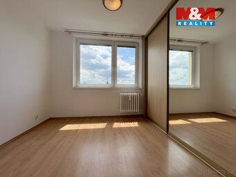Nabízíme k prodeji prostorný a slunný byt o dispozici 3+1 v 