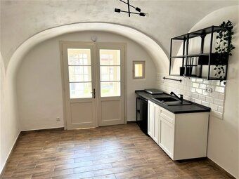 Pronájem bytu 1+kk, 24,5 m² – historické centrum Znojma
Nabí