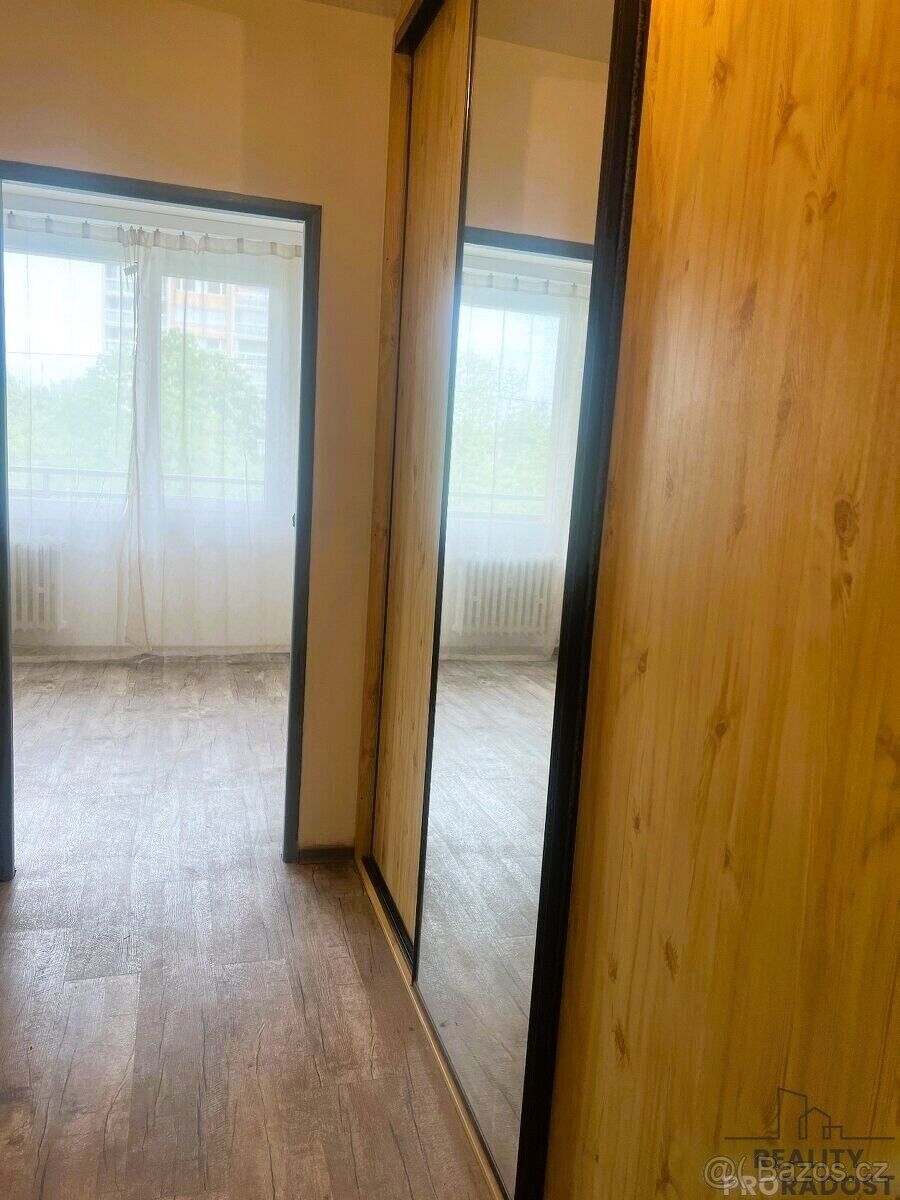 Nabízíme k pronájmu světlý byt 2+1 o velikosti 60 m² s lodži