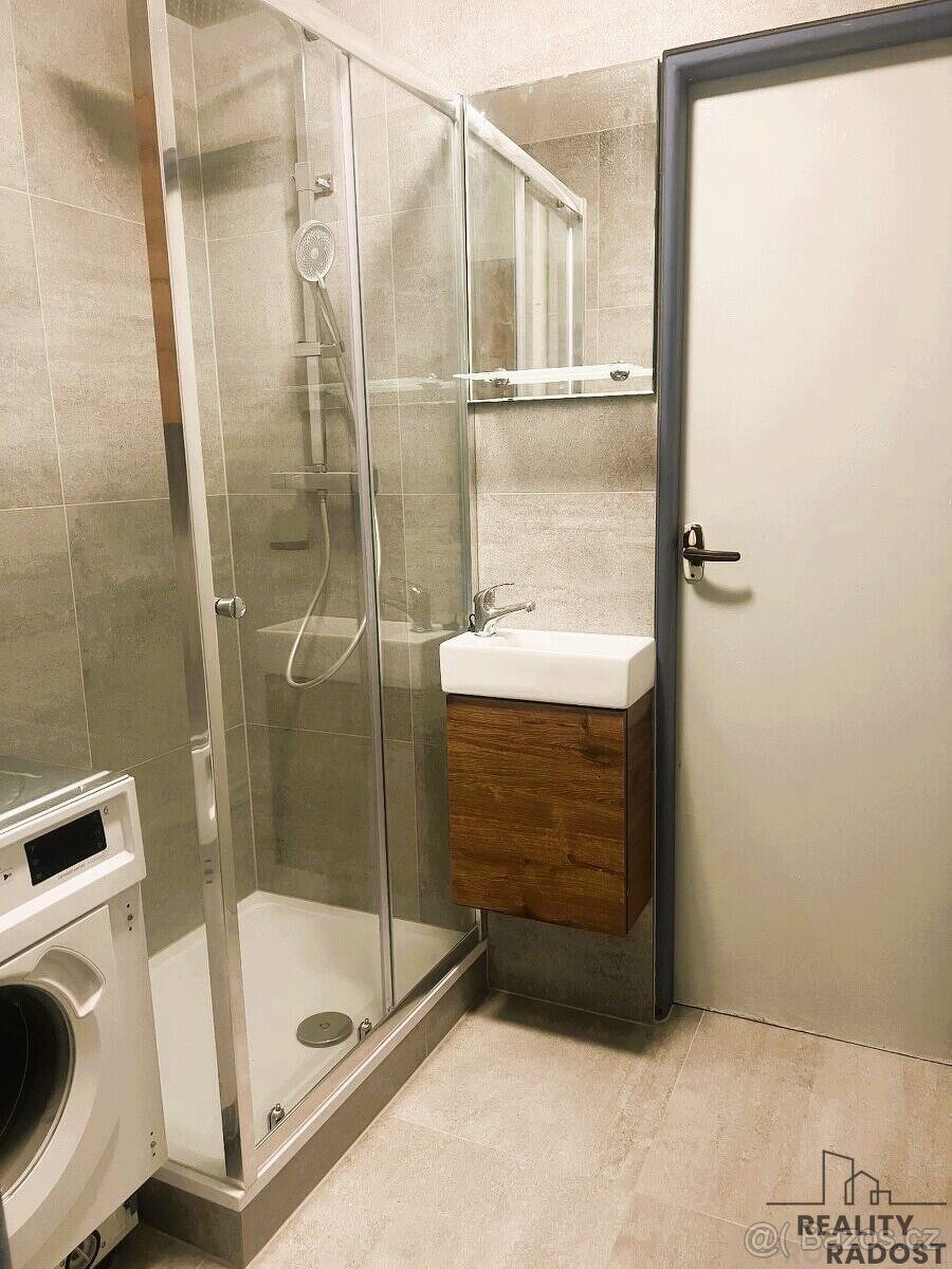 Nabízíme k pronájmu světlý byt 2+1 o velikosti 60 m² s lodži