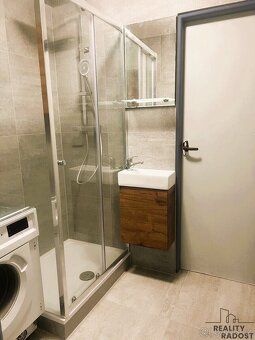 Nabízíme k pronájmu světlý byt 2+1 o velikosti 60 m² s lodži