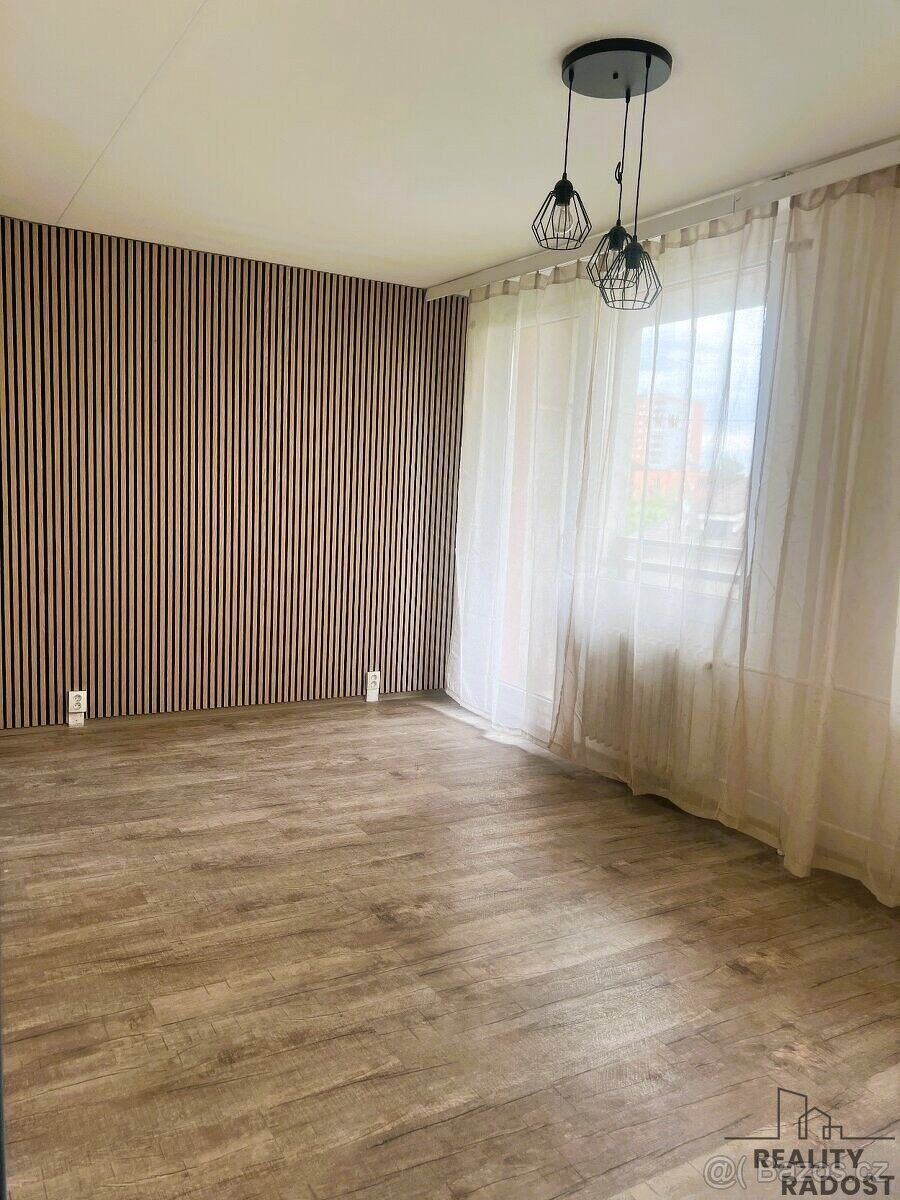 Nabízíme k pronájmu světlý byt 2+1 o velikosti 60 m² s lodži