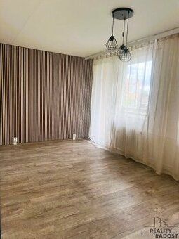 Nabízíme k pronájmu světlý byt 2+1 o velikosti 60 m² s lodži