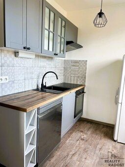 Nabízíme k pronájmu světlý byt 2+1 o velikosti 60 m² s lodži