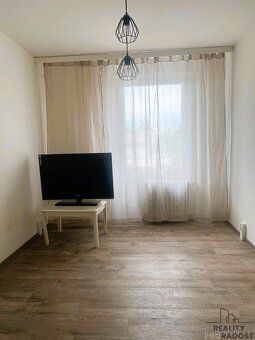 Nabízíme k pronájmu světlý byt 2+1 o velikosti 60 m² s lodži