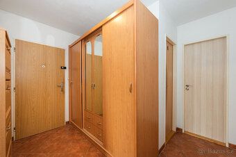Nabízíme k prodeji světlý a dobře udržovaný byt o dispozici 