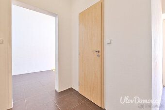 Oferujemy na sprzedaż przestronne mieszkanie w prywatnym posiadaniu o powierzchni 2+1 i powierzchni użytkowej 72…