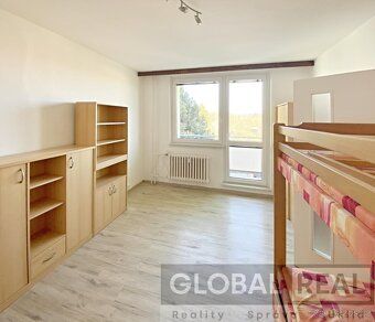 Nabízíme k pronájmu prostorný byt o dispozici 3+1 a celkové 