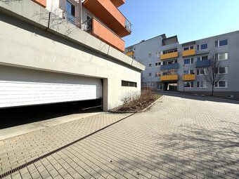 Nabízíme Vám k pronájmu garážové stání o výměře cca 12,5 m²,