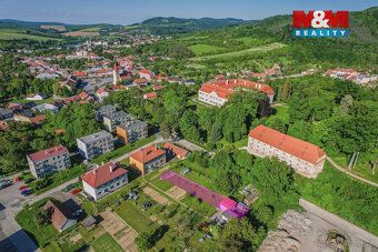 Nabízíme k prodeji zděnou chatu 17 m² se zahradou o výměře 3