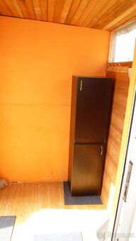 przedogródek. Aneks kuchenny z elektryczną kuchenką, lodówką, oddzielnym zamrażalnikiem, łazienka z prysznicem, WC…