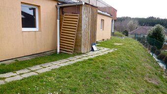 przedogródek. Aneks kuchenny z elektryczną kuchenką, lodówką, oddzielnym zamrażalnikiem, łazienka z prysznicem, WC…