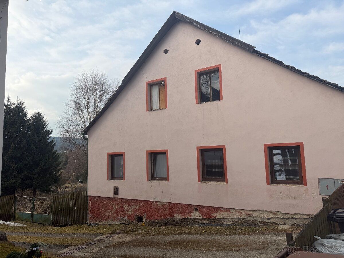 Nabízíme k dlouhodobému pronájmu prostorný rodinný dům 2+1 v