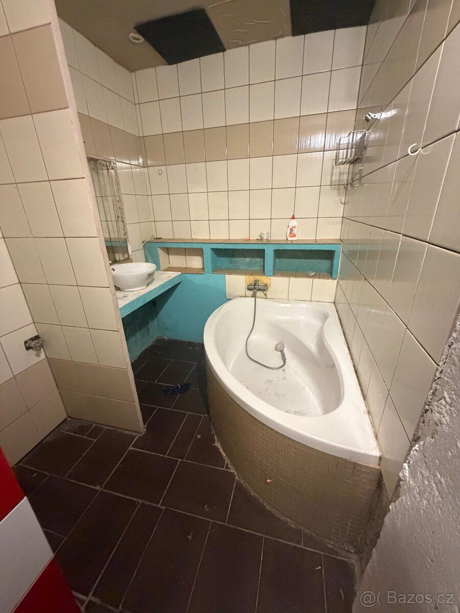 Nabízíme k dlouhodobému pronájmu prostorný rodinný dům 2+1 v