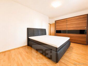 Ev.č. N09400 Nabízíme k pronájmu prostorný a světlý byt o di